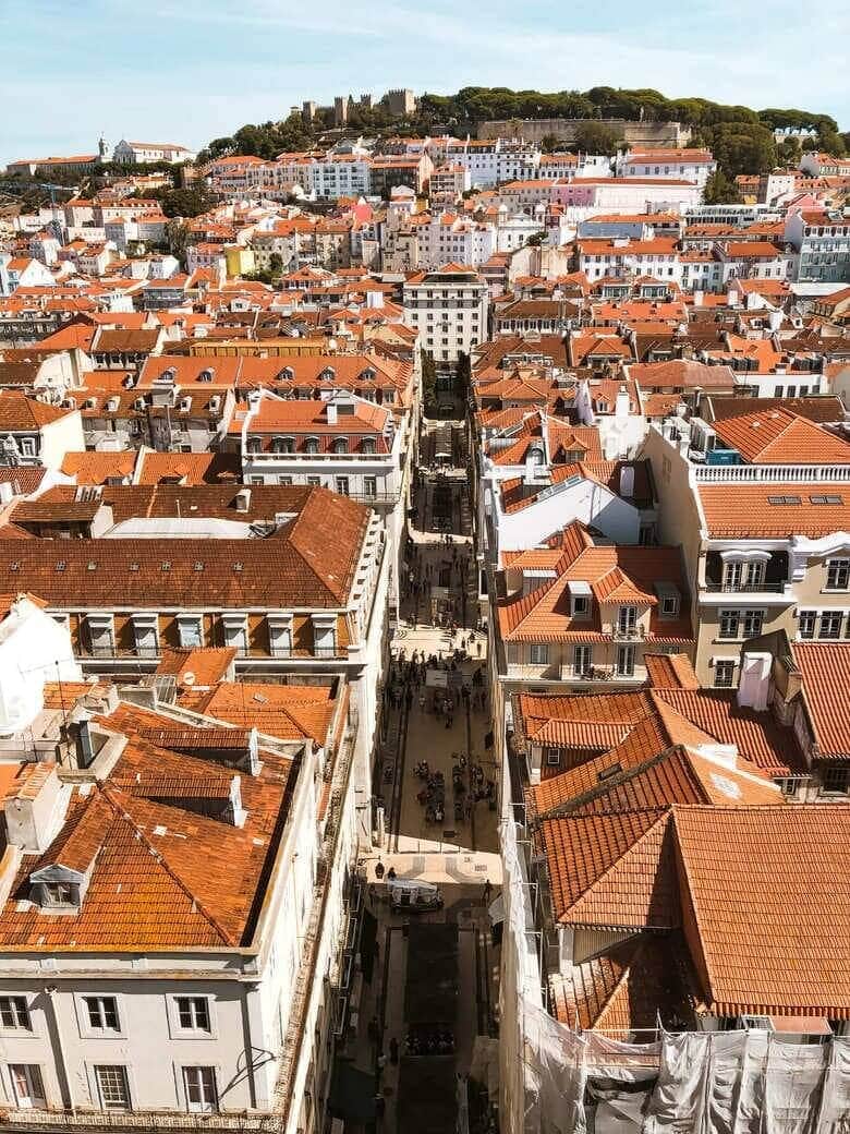 Ausblick auf die Dächer von Lissabons Altstadt
